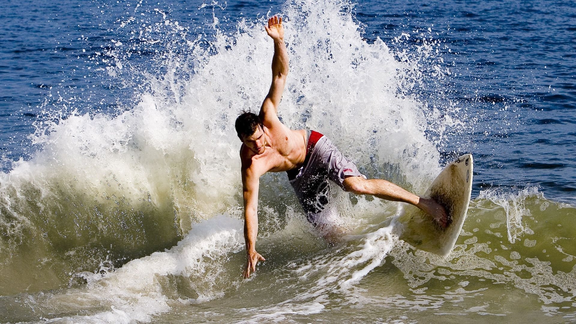 ayx爱游戏官网-_攀岩飞跃极限：征服巍峨山峰_，攀岩跳跃